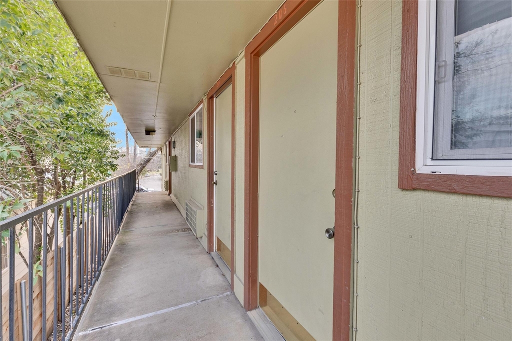 400 W 34th St - Photo 2