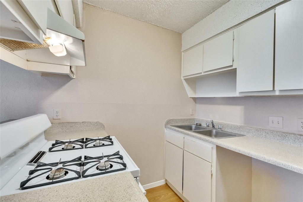 400 W 34th St - Photo 6