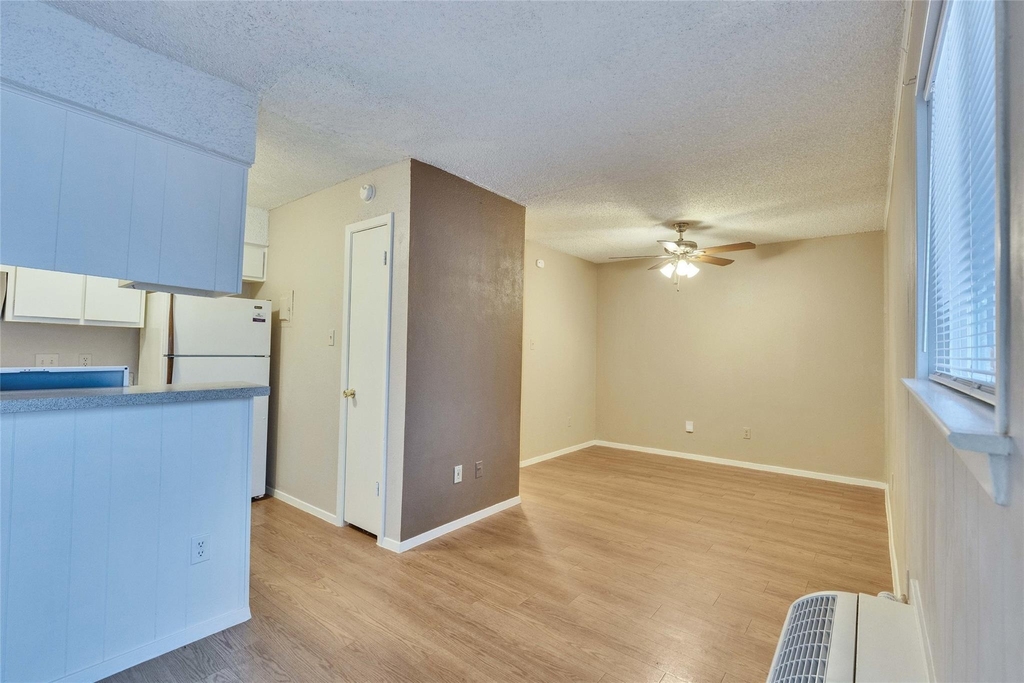 400 W 34th St - Photo 3