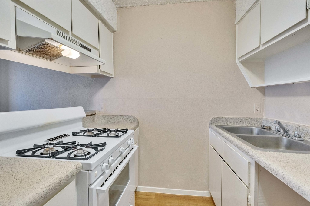 400 W 34th St - Photo 9