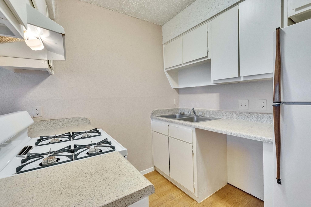 400 W 34th St - Photo 7
