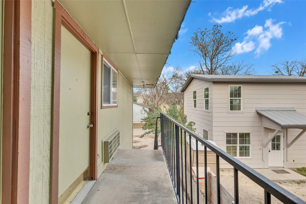 400 W 34th St - Photo 1