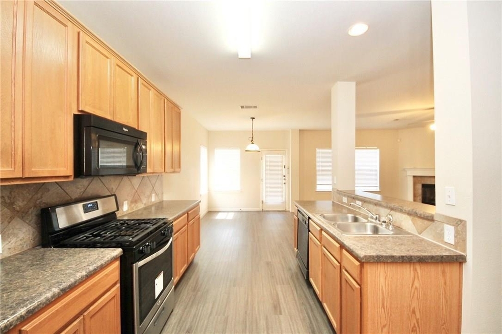 9521 Stanwich Dr - Photo 2
