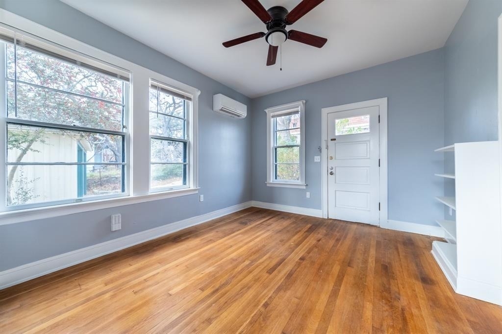 3111 Grooms St - Photo 0