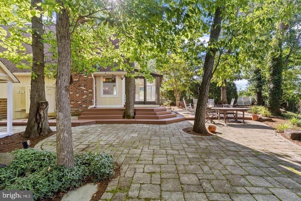 2915 South Court - Photo 2