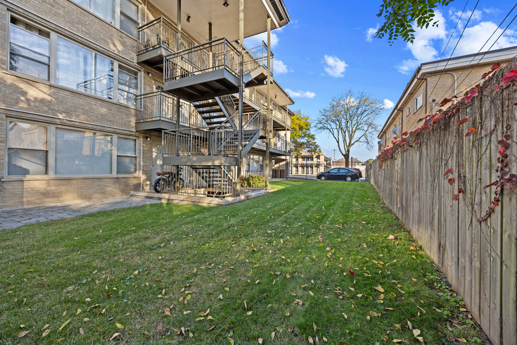 7827 North Avenue - Photo 3