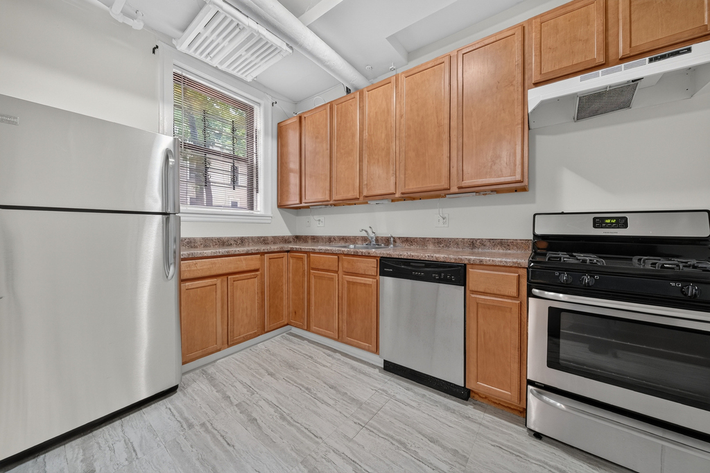 3325 N Lakewood Avenue - Photo 1