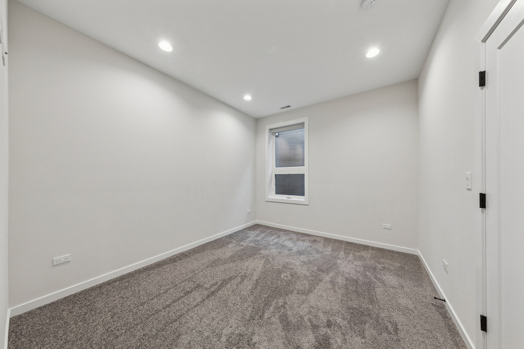 4904 S Saint Lawrence Avenue - Photo 6