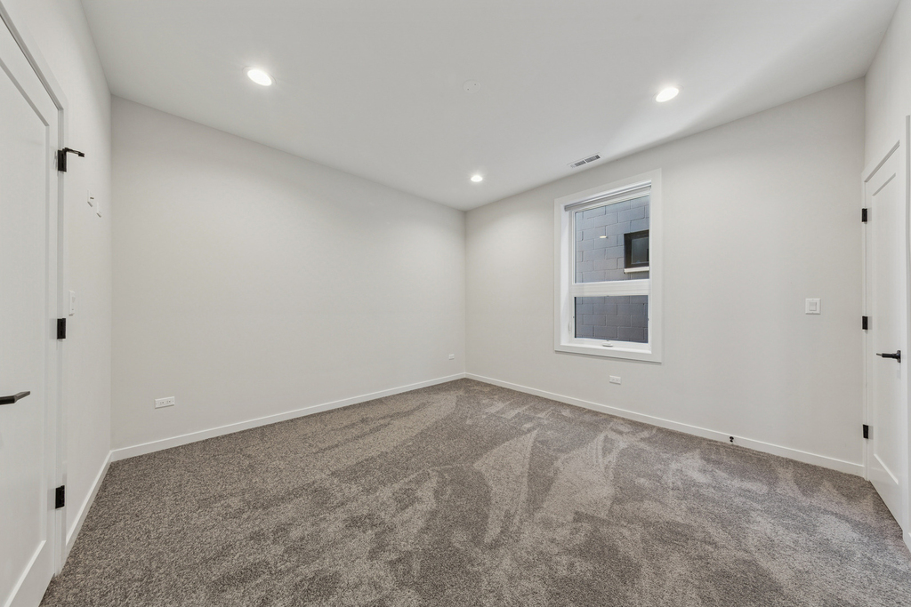 4904 S Saint Lawrence Avenue - Photo 9