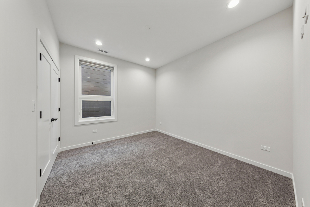 4904 S Saint Lawrence Avenue - Photo 5