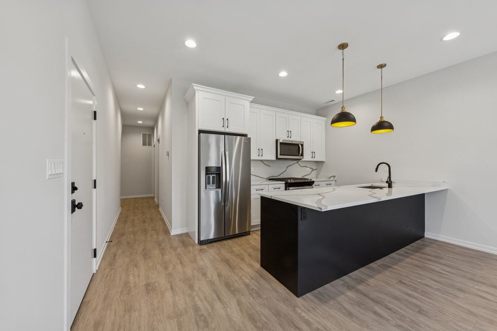 4904 S Saint Lawrence Avenue - Photo 2
