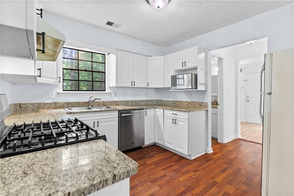 2568 Redfield Drive - Photo 7