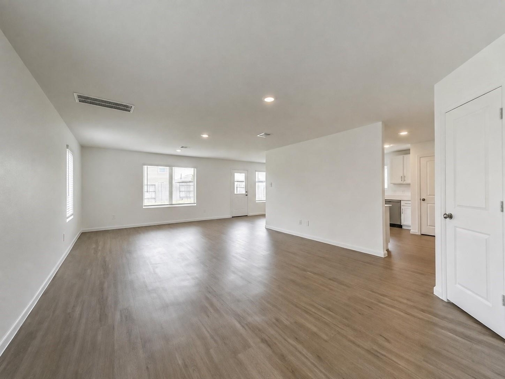 1511 Las Cuevas Drive - Photo 4