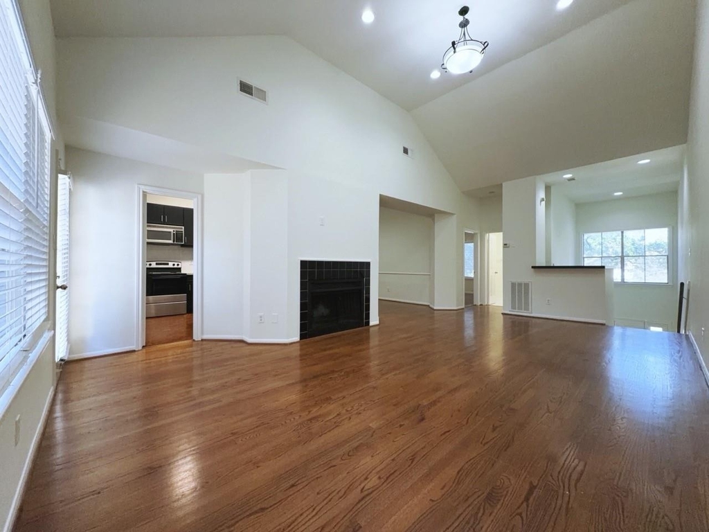 627 Hawthorne Street - Photo 1