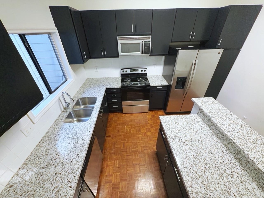 627 Hawthorne Street - Photo 4