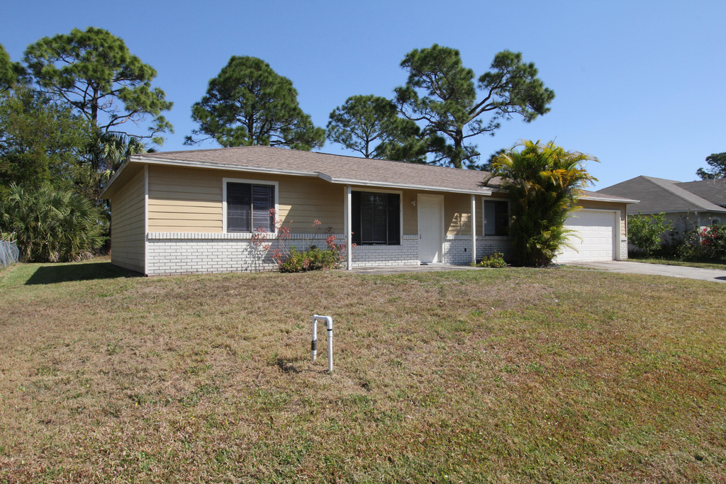 567 Nw Australian Road Nw - Photo 1