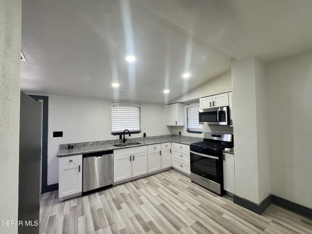 3800 Altura Avenue - Photo 2