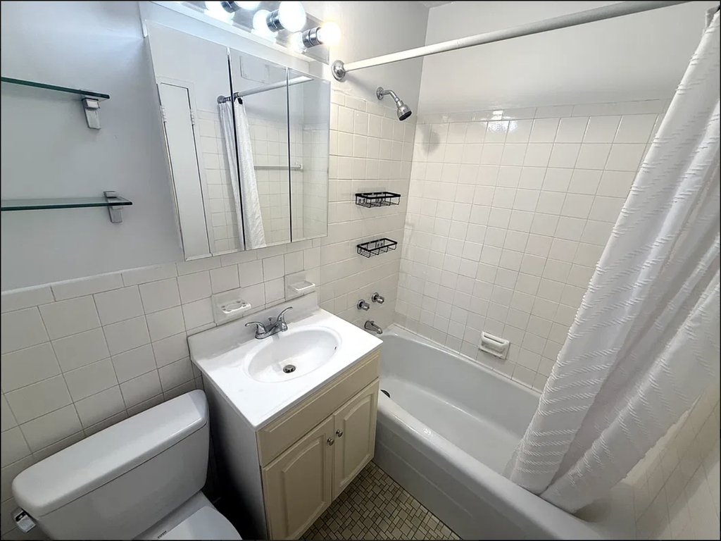 Upper East 81st Street - Photo 5