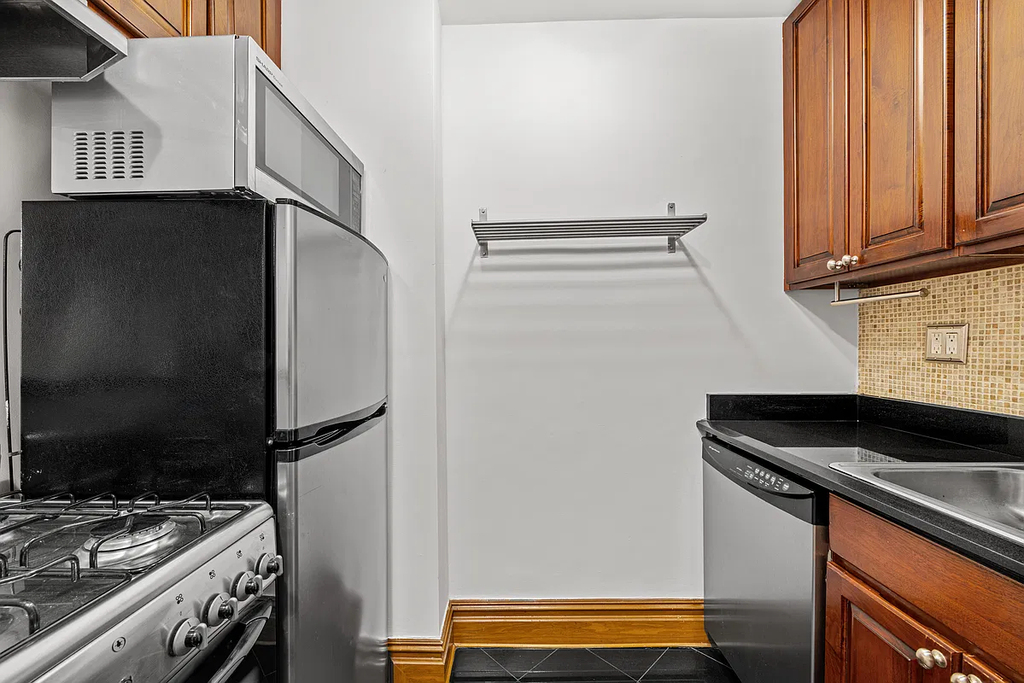 150 West 58th Street - Photo 2