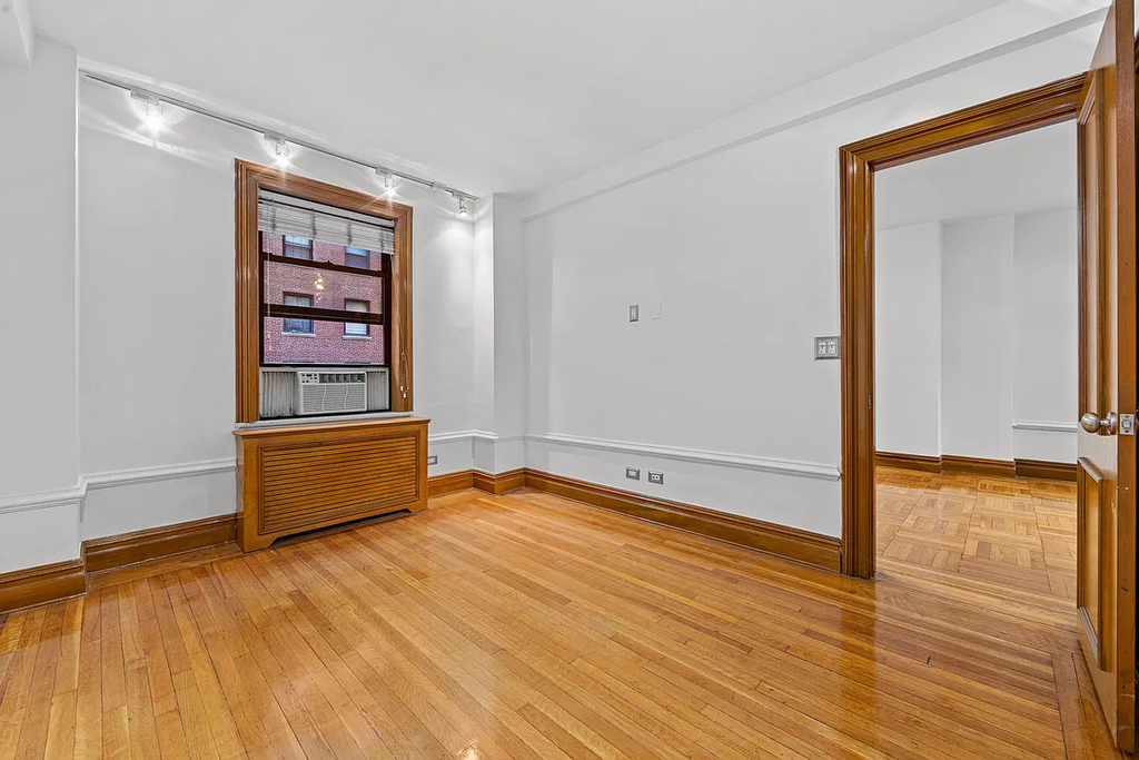 150 West 58th Street - Photo 8