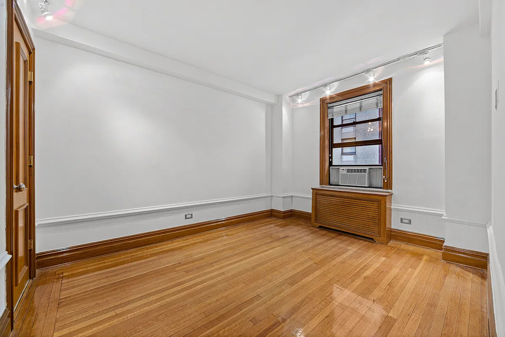 150 West 58th Street - Photo 6