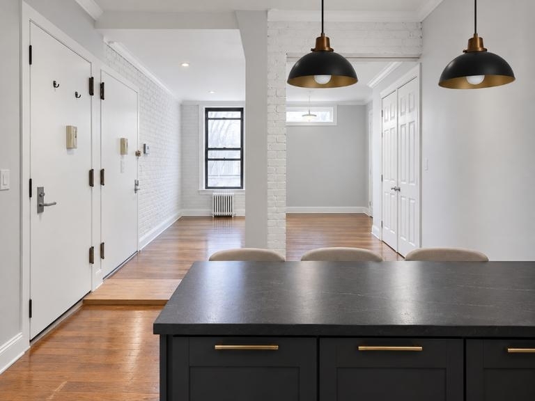 6BR in East Village - Photo 0