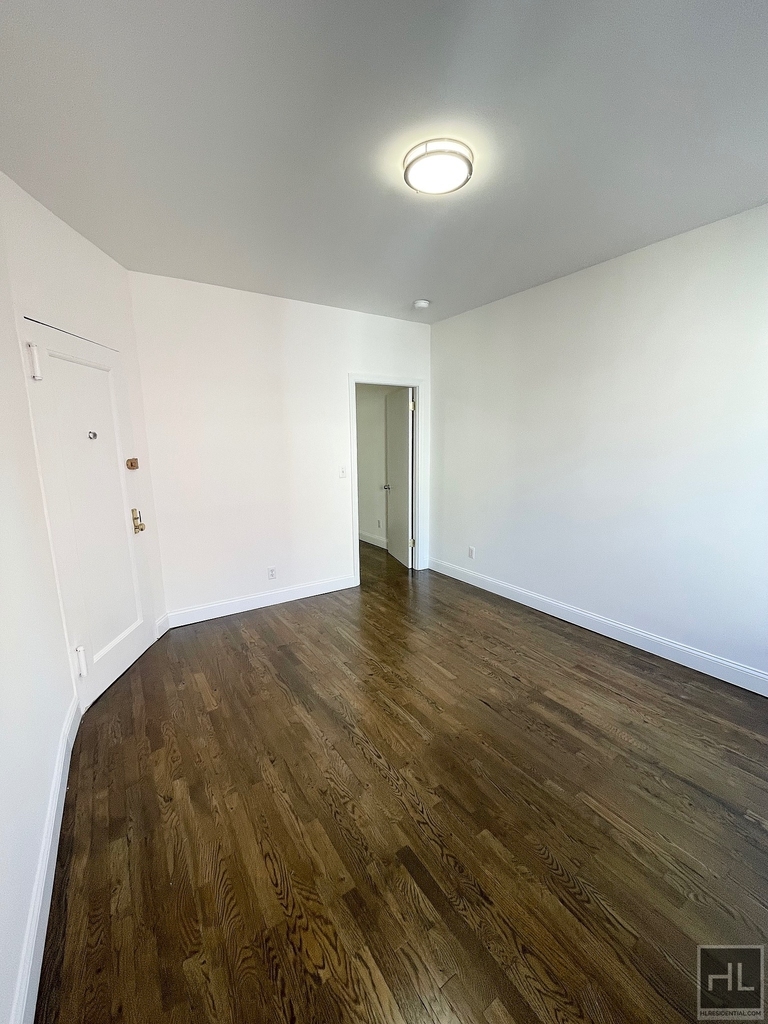 East 89 Street - Photo 4