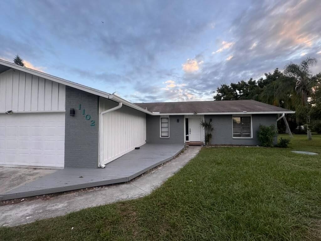 1102 Se Oriental Avenue - Photo 0
