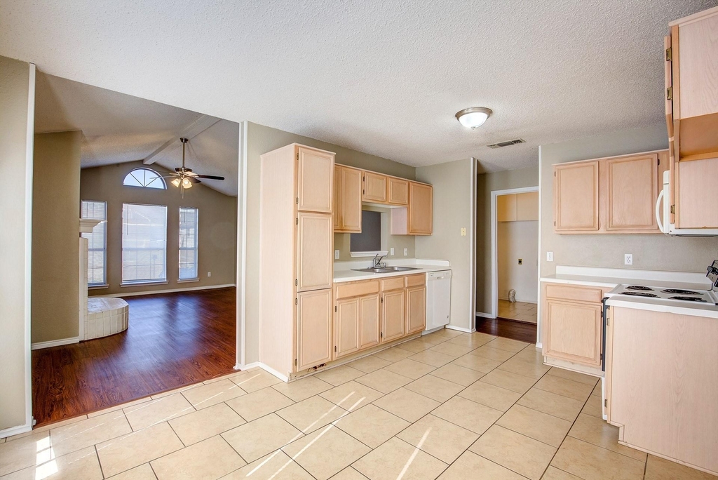 8108 Spruce Valley Drive - Photo 10