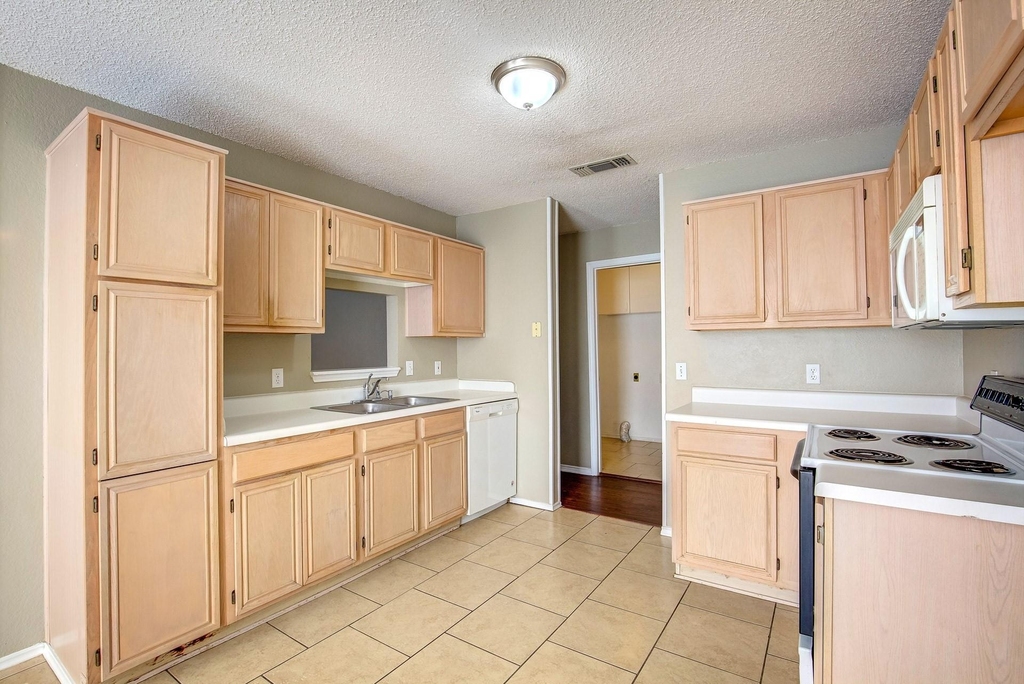8108 Spruce Valley Drive - Photo 11
