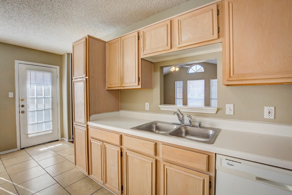 8108 Spruce Valley Drive - Photo 14