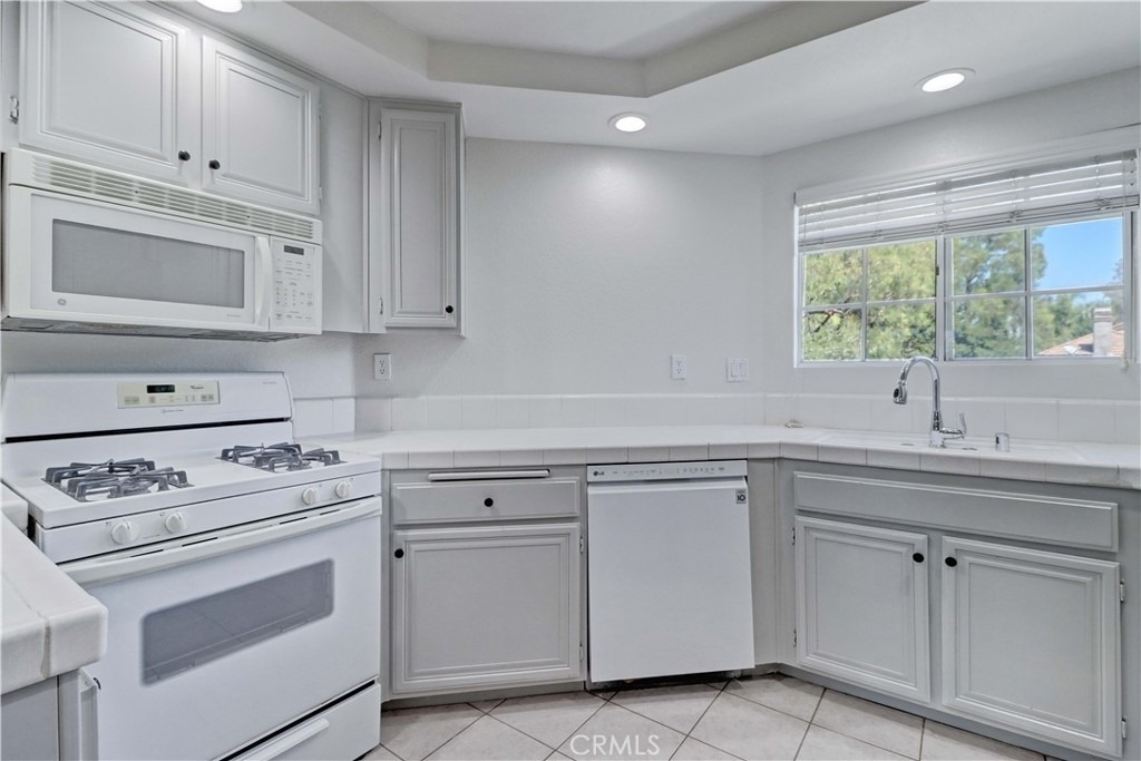 24398 Kingston Court - Photo 8