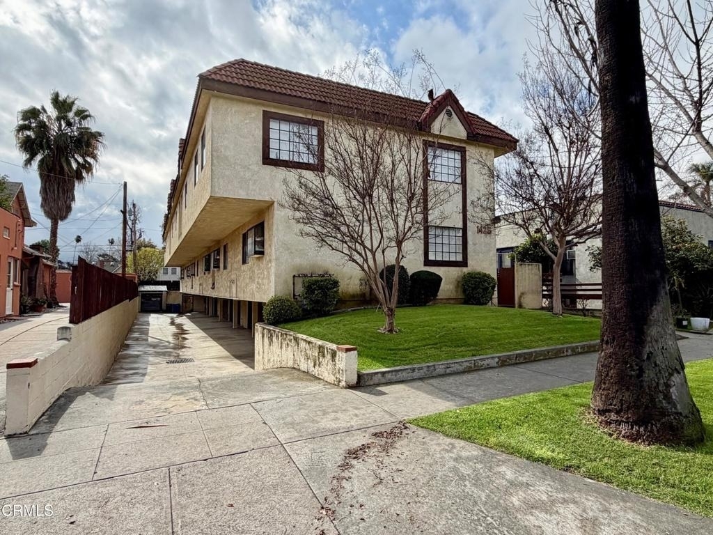 1425 Bank Street - Photo 0