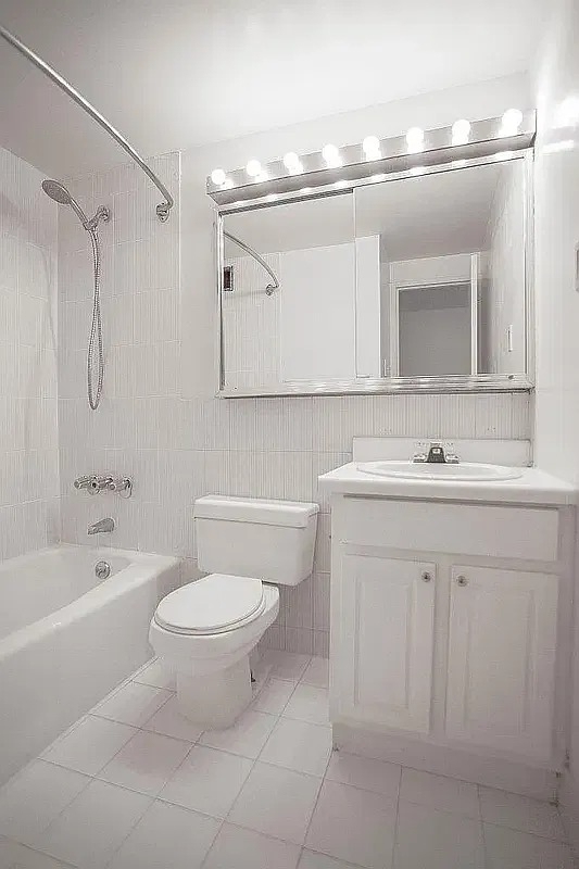 220 East 24th Street - Photo 2