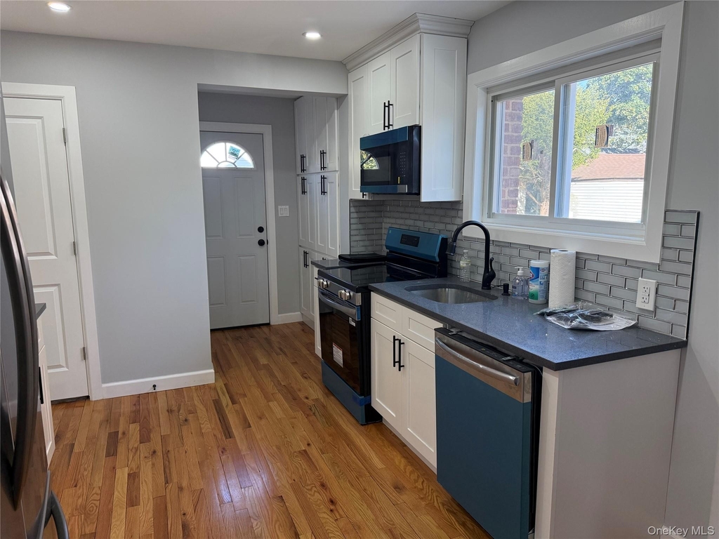 107 E Saint Marks Place - Photo 8