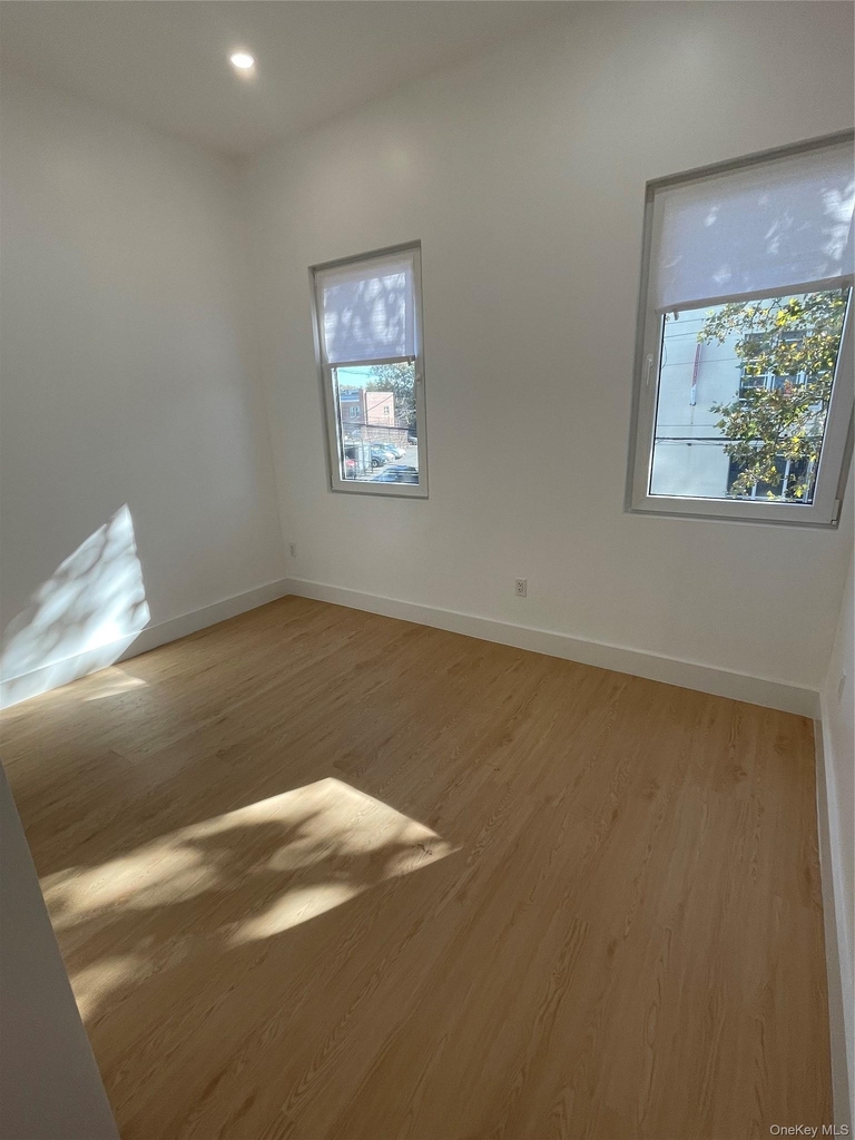 6015 Maspeth Avenue - Photo 9