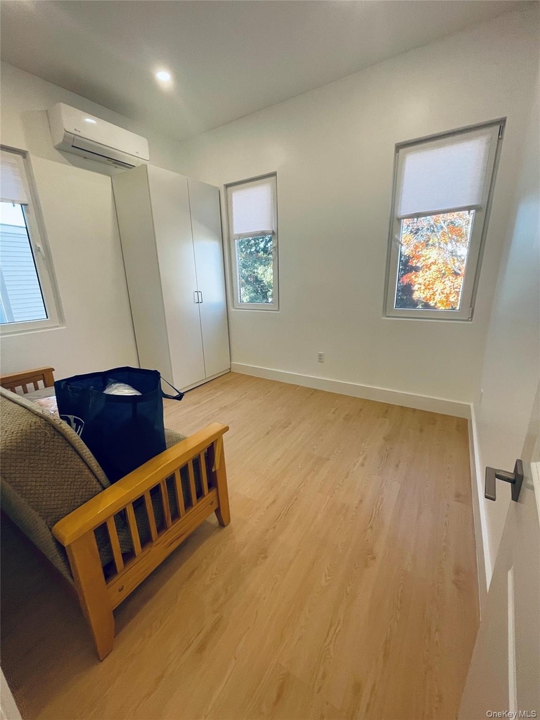 6015 Maspeth Avenue - Photo 4
