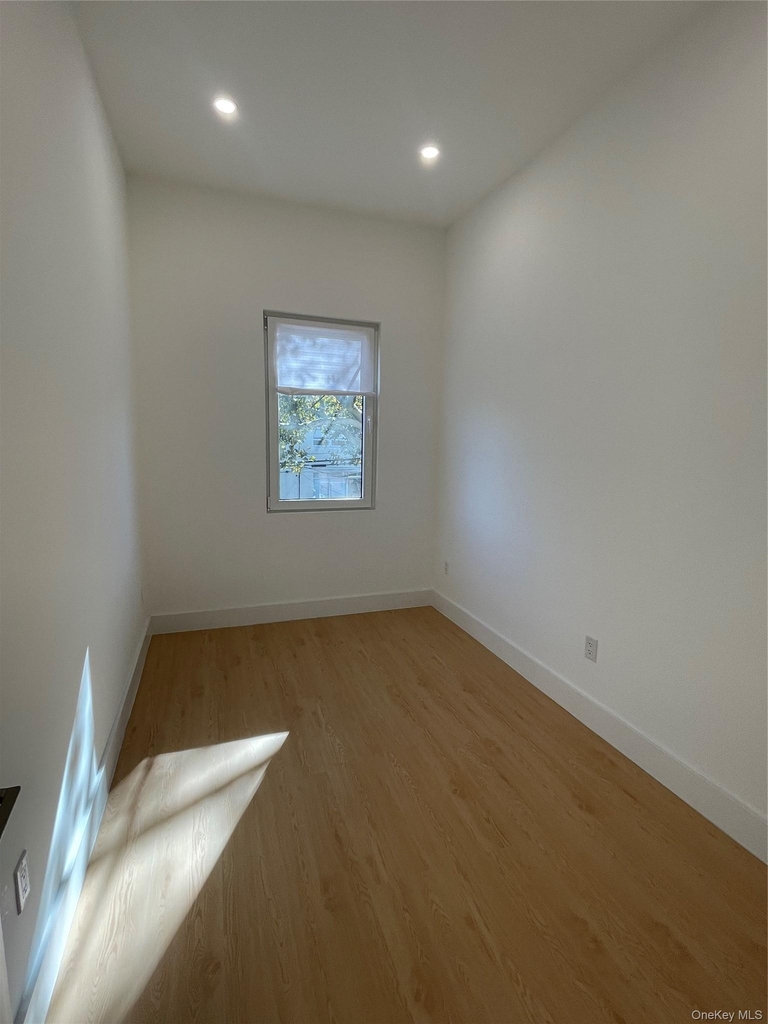 6015 Maspeth Avenue - Photo 8