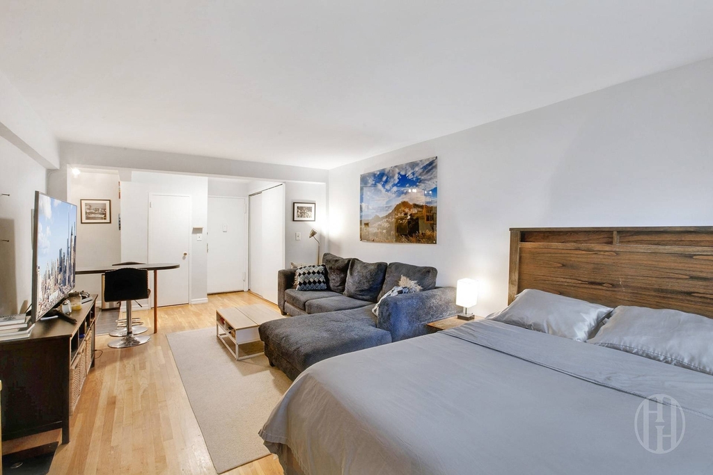 229 E 28th Street - Photo 4