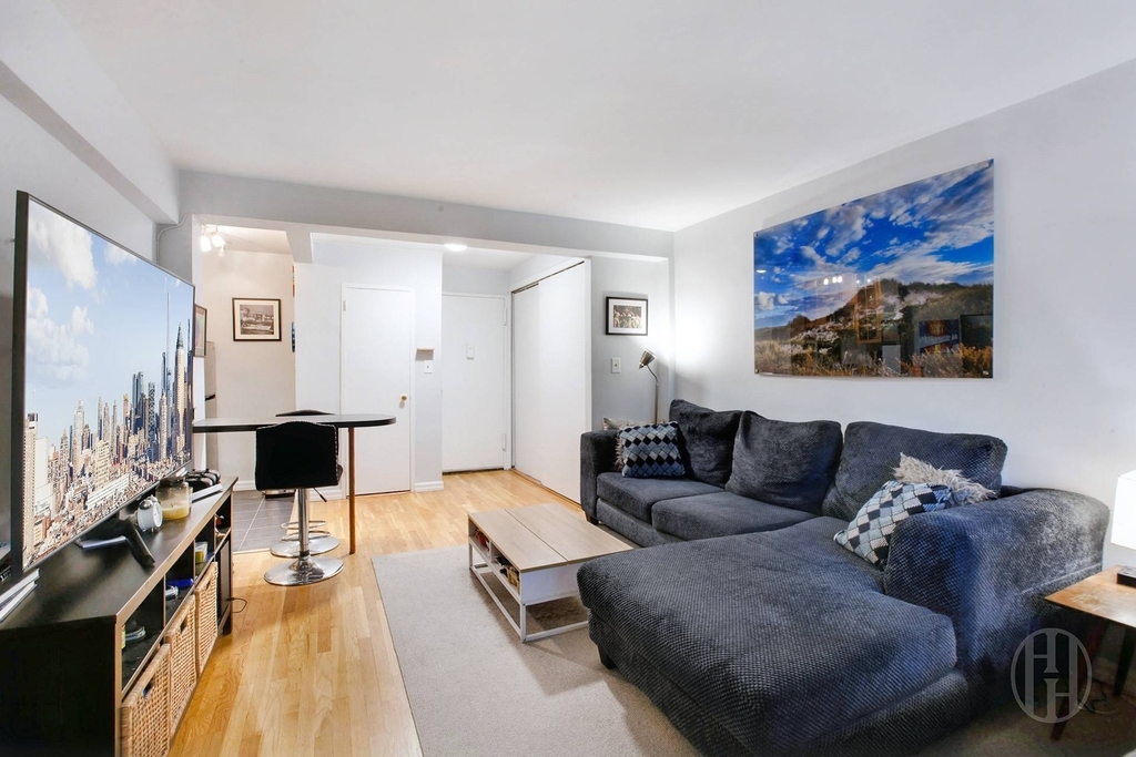 229 E 28th Street - Photo 3