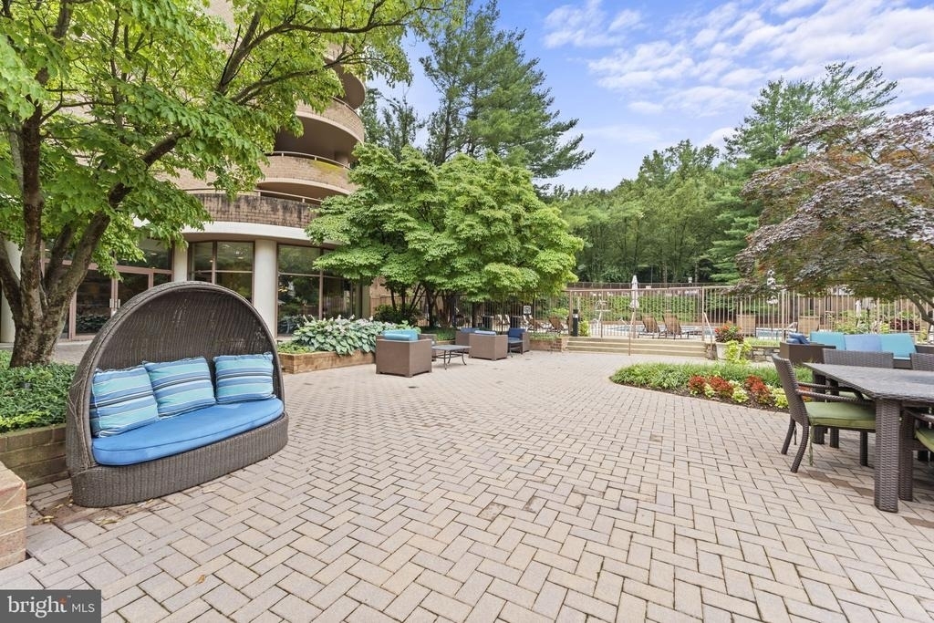 10101 Grosvenor Place - Photo 22