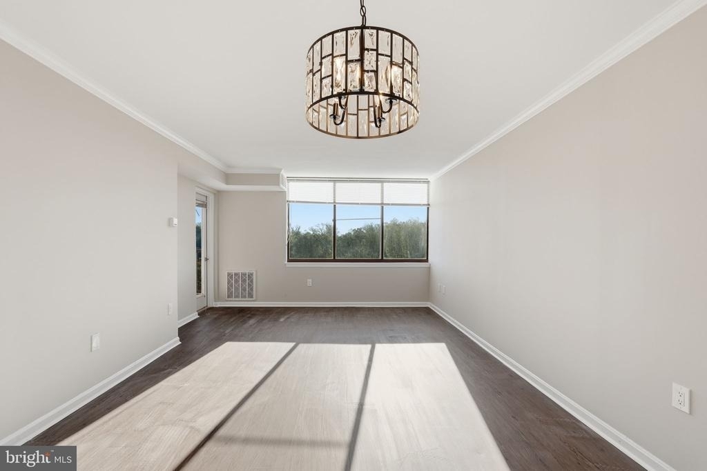 10101 Grosvenor Place - Photo 2