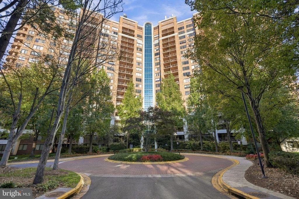 10101 Grosvenor Place - Photo 0