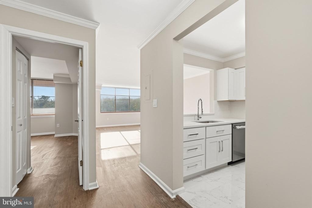 10101 Grosvenor Place - Photo 5
