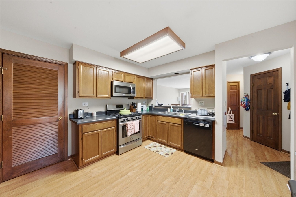 633 W Streamwood Boulevard - Photo 10