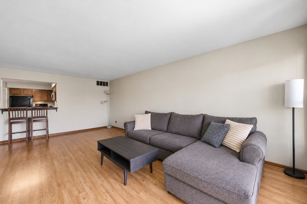 633 W Streamwood Boulevard - Photo 1