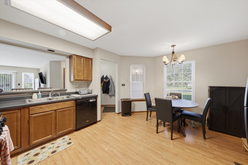 633 W Streamwood Boulevard - Photo 11