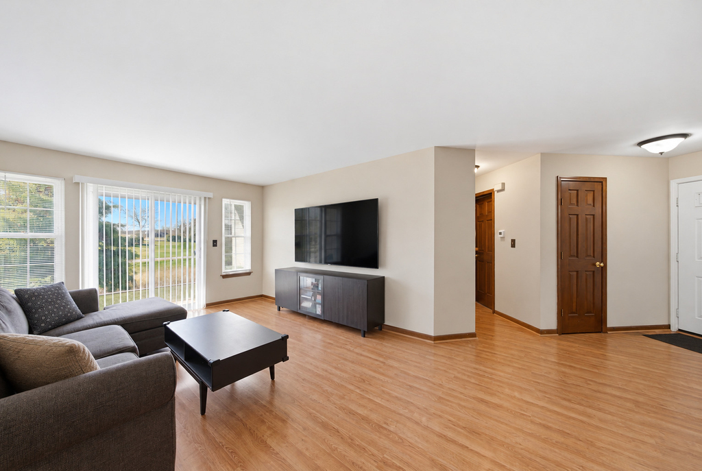 633 W Streamwood Boulevard - Photo 3
