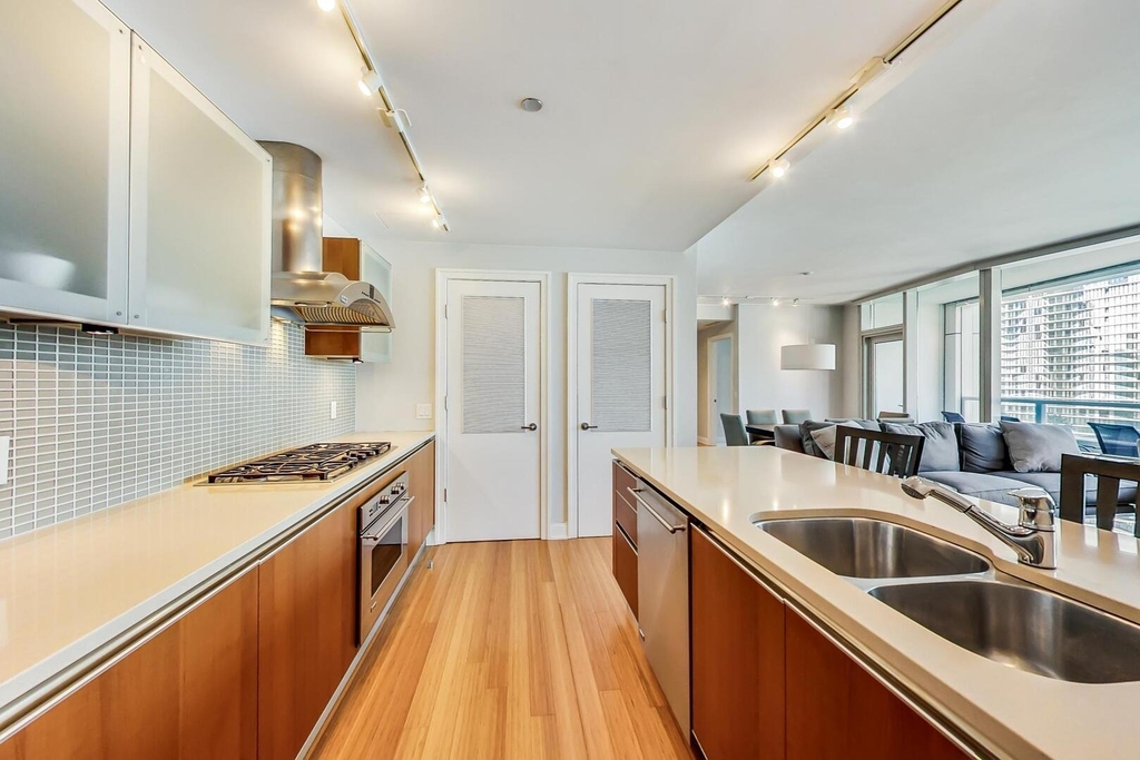 340 E Randolph Street - Photo 8