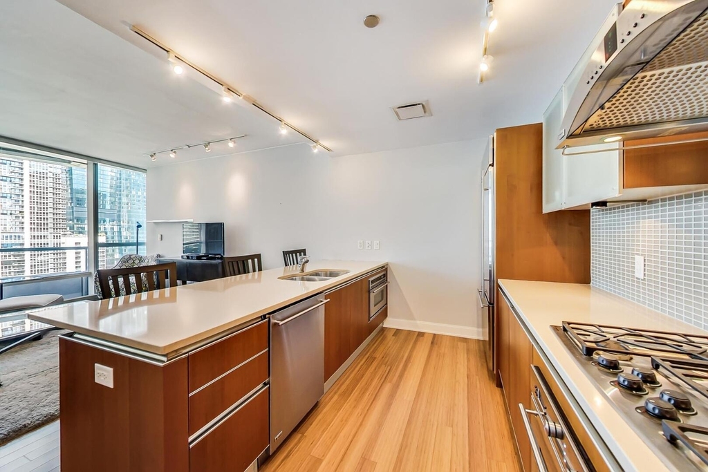 340 E Randolph Street - Photo 7